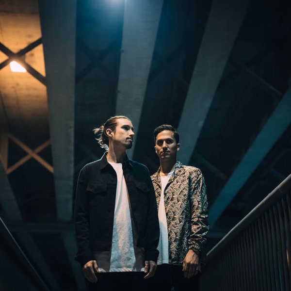 Set Mo (press pic/still)